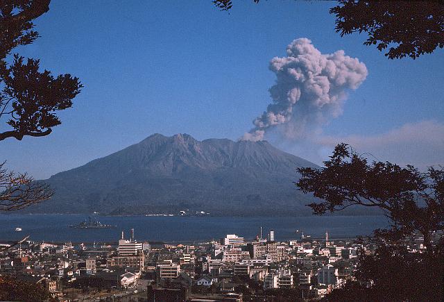 S19631211001.JPG - SAKURAJIMA VOLCANOPUTTING ON A SHOW