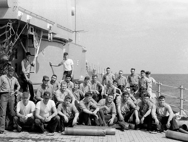 S196508000070C.JPG - SIX-INCH GUN MOUNT CREW